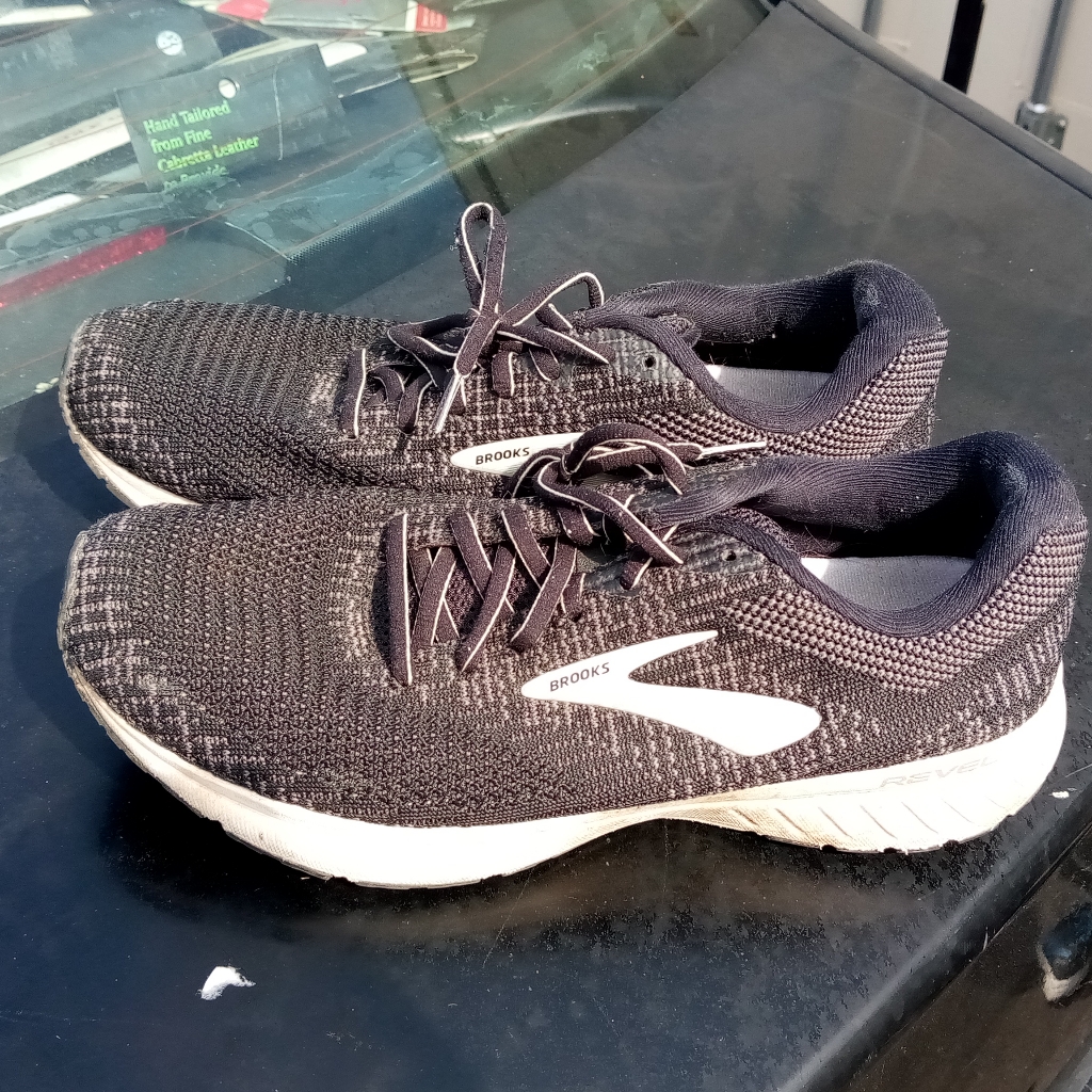 Black Brooks Shoes Preowned Black Brooks Shoes Preowned